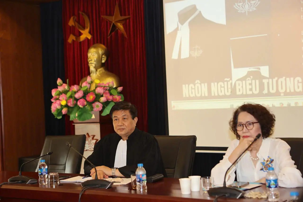 Trang phục mới của Luật sư: Tạo dấu ấn đặc trưng, nâng cao vị thế nghề luật sư